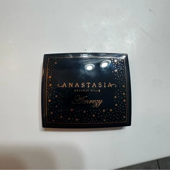 Anastasia Beverly Hills Amrezy Highlighter - Picture 3 of 5